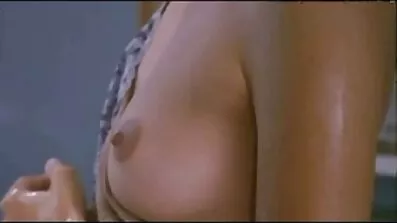 బ్లాండ్ మరియు నల్లటి జుట్టు గల స్త్రీని ఒక బట్టతల యొక్క తెలుగు సెక్స్ వీడియోస్ కమింగ్ ఆత్మవిశ్వాసం తో ప్లే.